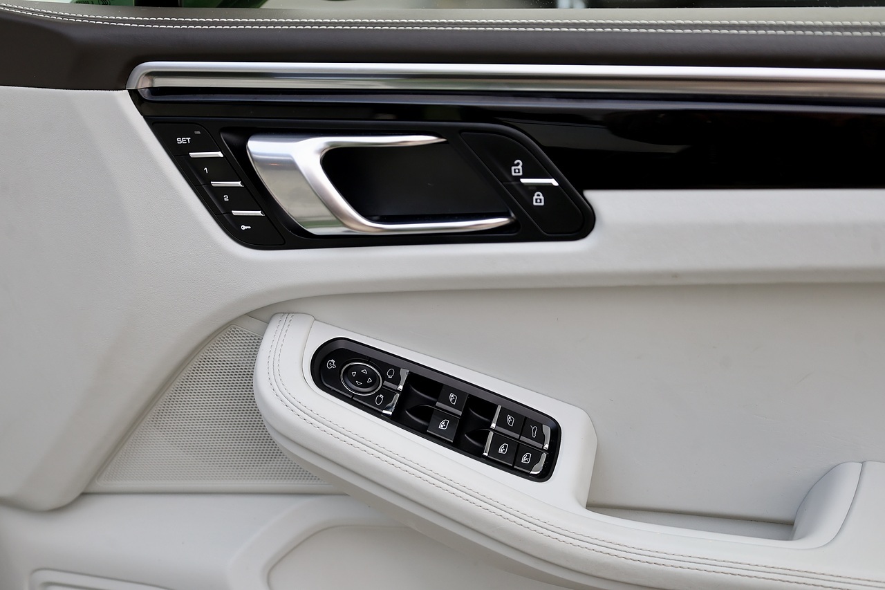 Porsche Macan GTS 1 Owner + SportDesign Pack + Pano Roof + PASM + Sport Chrono - Large 22