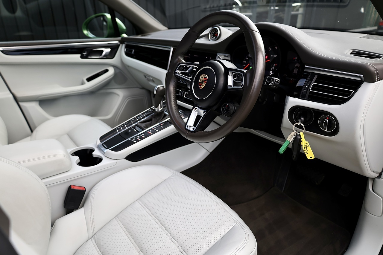 Porsche Macan GTS 1 Owner + SportDesign Pack + Pano Roof + PASM + Sport Chrono - Large 6