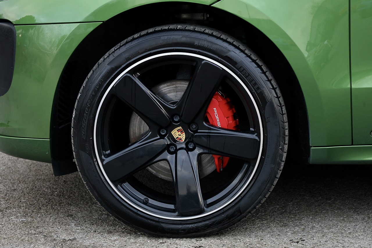 Porsche Macan GTS 1 Owner + SportDesign Pack + Pano Roof + PASM + Sport Chrono - Large 39