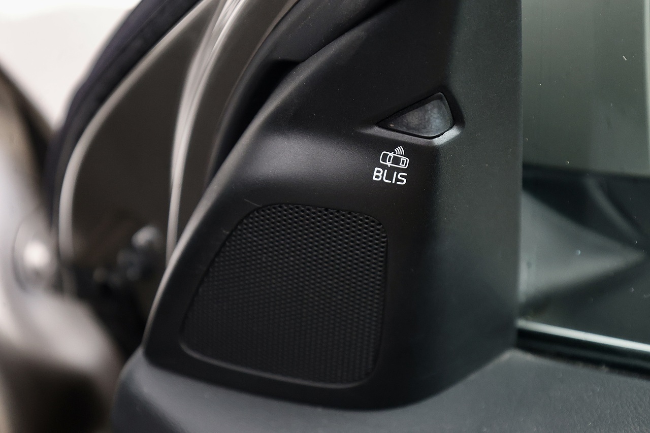 Volvo S60 D3 SE 1 Owner + Full Volvo Main Dealer + Sat Nav + DAB + Heated Leather - Large 19