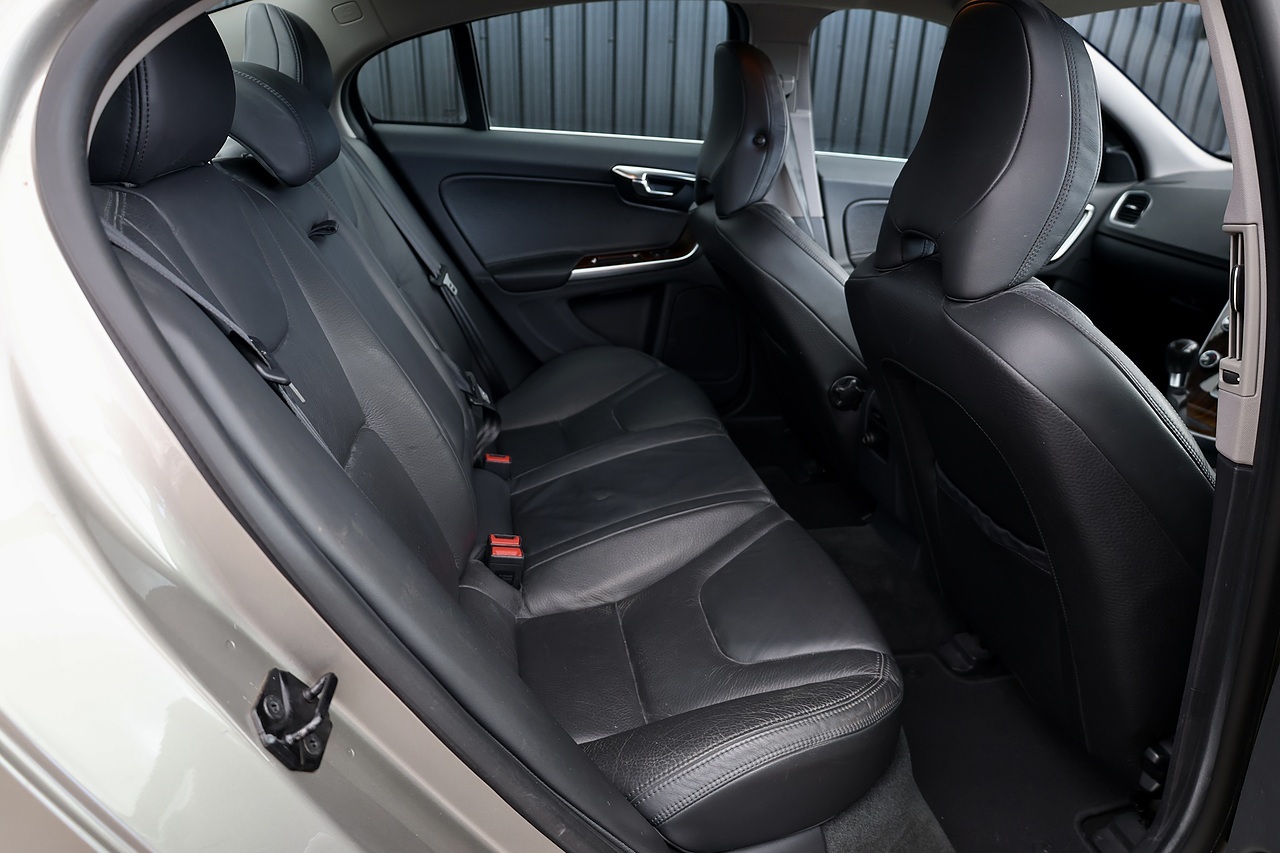 Volvo S60 D3 SE 1 Owner + Full Volvo Main Dealer + Sat Nav + DAB + Heated Leather - Large 7