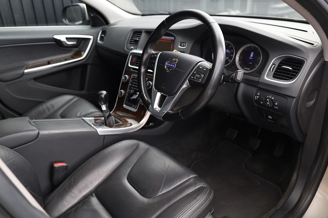 Volvo S60 D3 SE 1 Owner + Full Volvo Main Dealer + Sat Nav + DAB + Heated Leather - Large 6