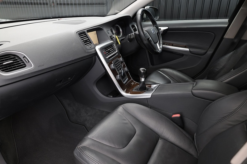 Volvo S60 D3 SE 1 Owner + Full Volvo Main Dealer + Sat Nav + DAB + Heated Leather Image 2