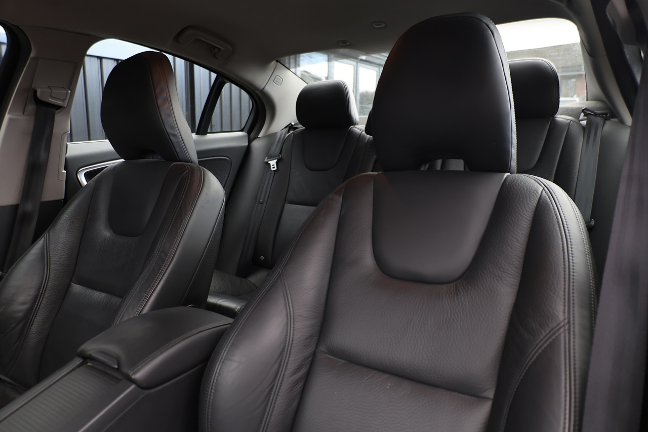 Volvo S60 D3 SE 1 Owner + Full Volvo Main Dealer + Sat Nav + DAB + Heated Leather - Large 9