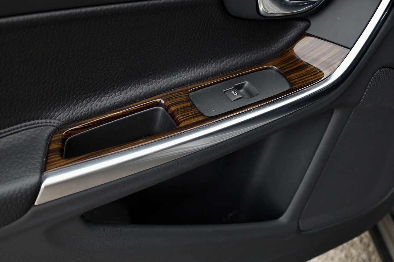 Volvo S60 D3 SE 1 Owner + Full Volvo Main Dealer + Sat Nav + DAB + Heated Leather - Large 39