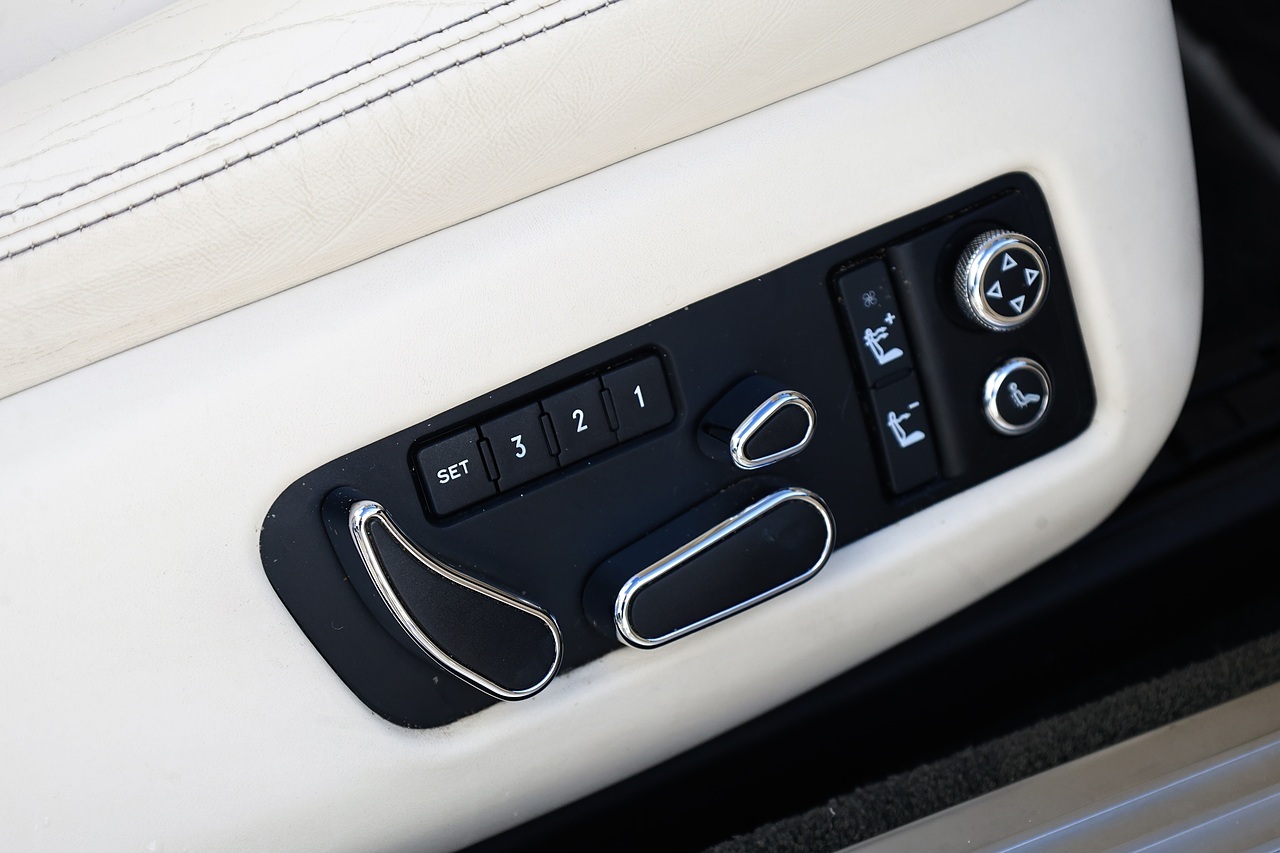 Bentley Continental GTC W12 1 Former Keeper + Mulliner Driving Spec + Neck Warmer - Large 19