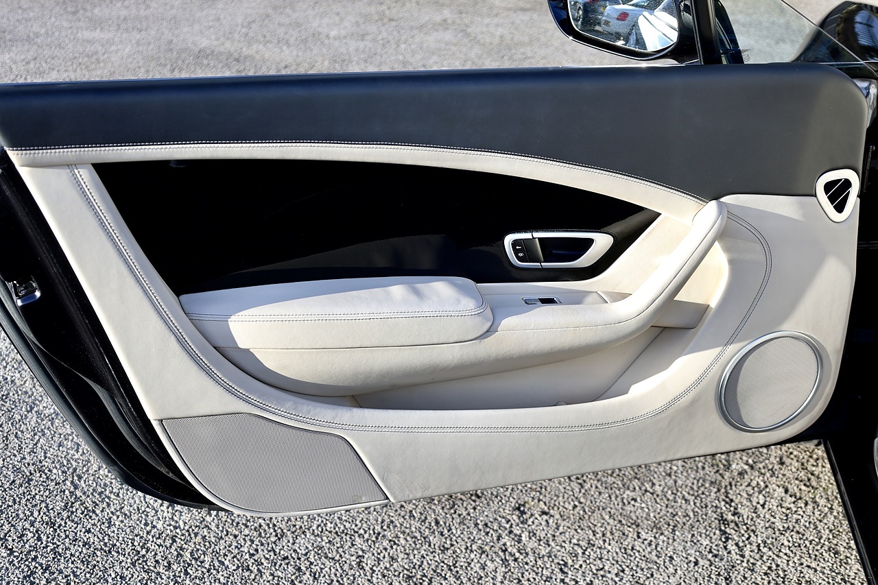 Bentley Continental GTC W12 1 Former Keeper + Mulliner Driving Spec + Neck Warmer - Large 34