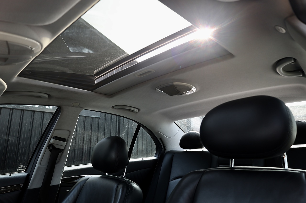 Mercedes-Benz E500 Avantgarde Very Rare Model + Comprehensive History - Large 12