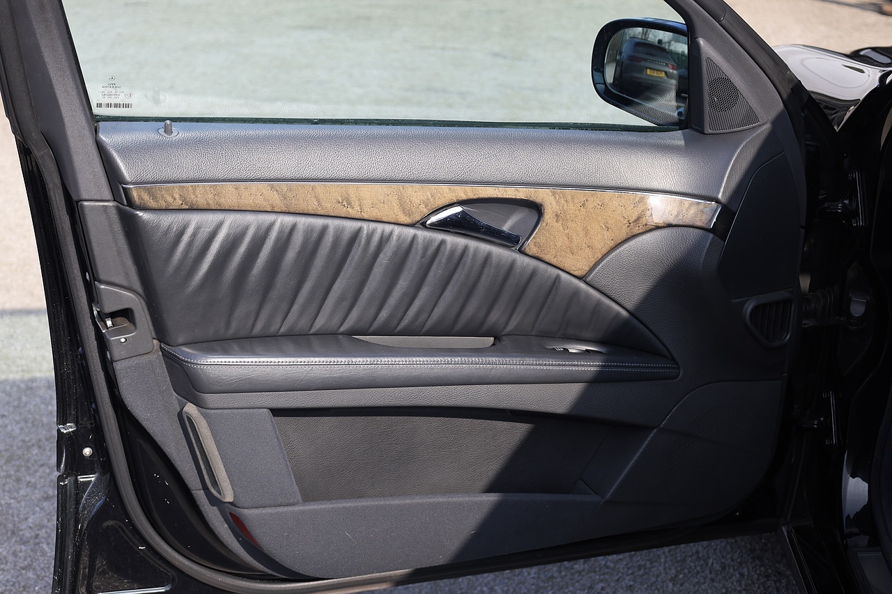 Mercedes-Benz E500 Avantgarde Very Rare Model + Comprehensive History - Large 14