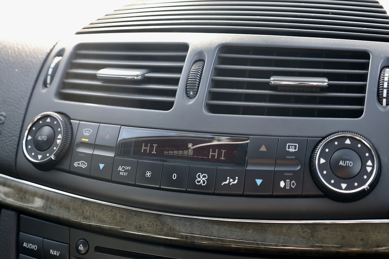 Mercedes-Benz E500 Avantgarde Very Rare Model + Comprehensive History - Large 15