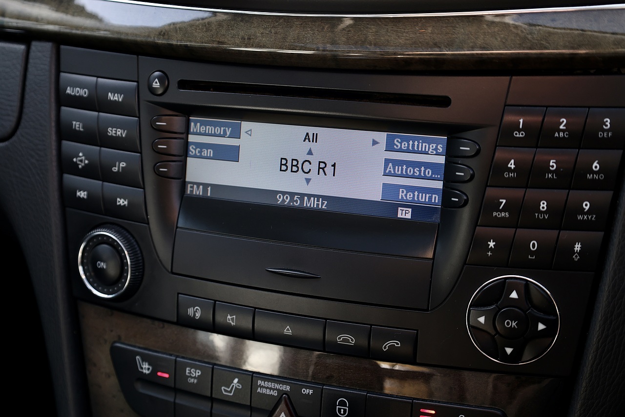 Mercedes-Benz E500 Avantgarde Very Rare Model + Comprehensive History - Large 17