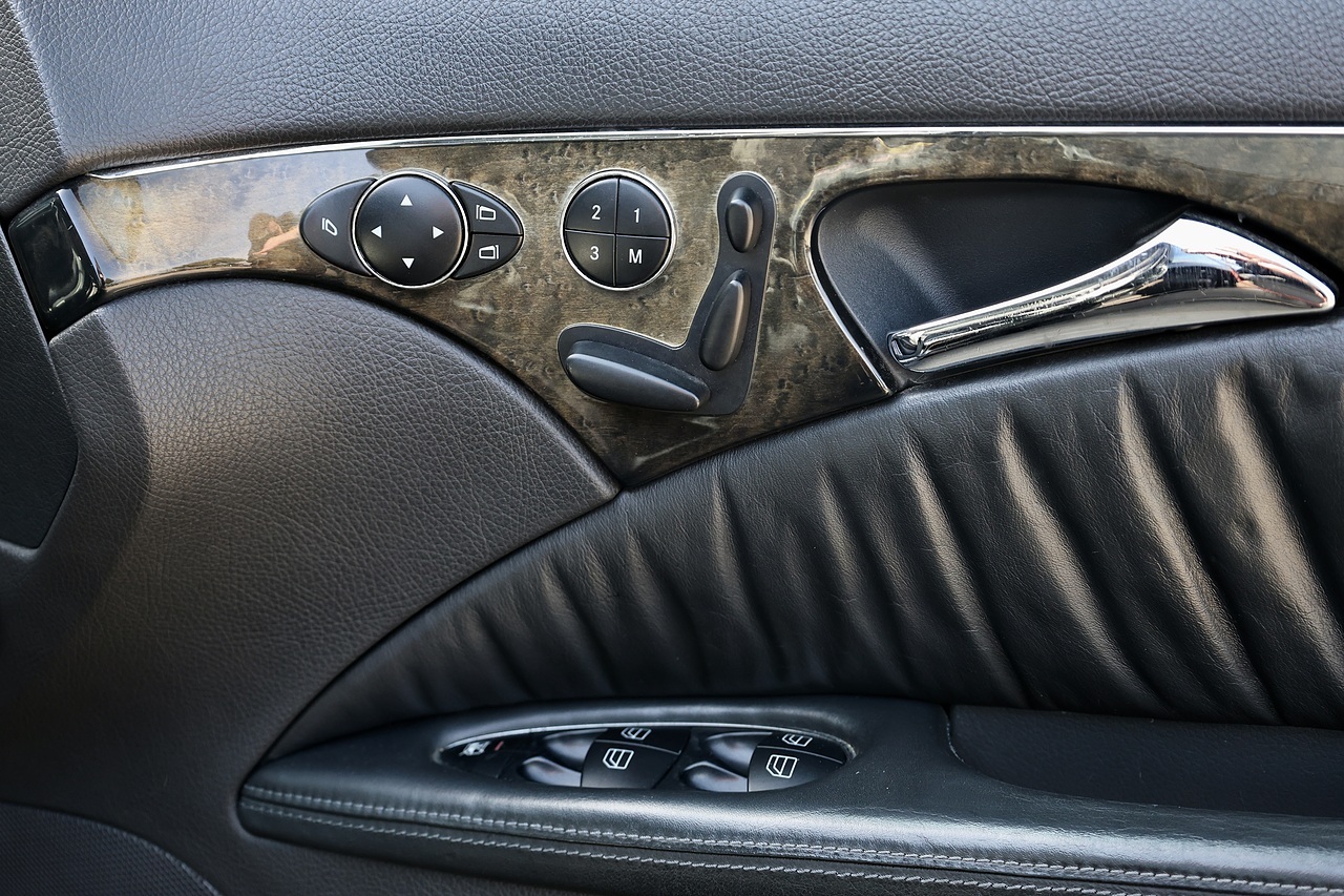 Mercedes-Benz E500 Avantgarde Very Rare Model + Comprehensive History - Large 23