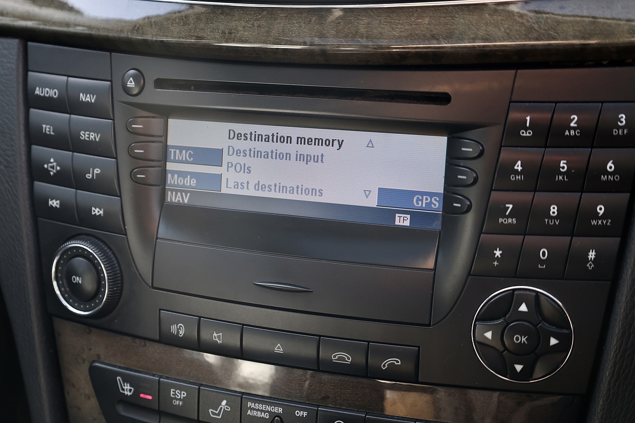 Mercedes-Benz E500 Avantgarde Very Rare Model + Comprehensive History - Large 25