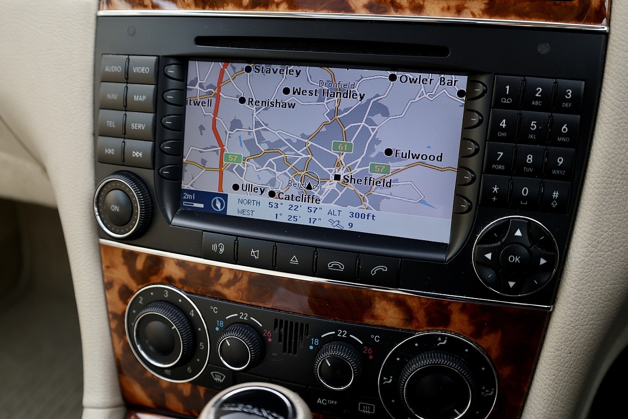 Mercedes-Benz CLK 200 Elegance 1 Former Keeper + Just Serviced by Mercedes + Rare Spec - Large 16