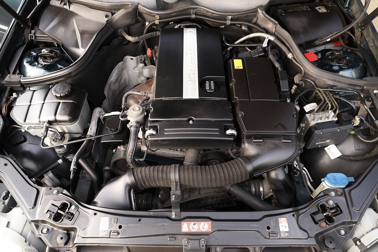 Mercedes-Benz CLK 200 Elegance 1 Former Keeper + Just Serviced by Mercedes + Rare Spec - Large 18