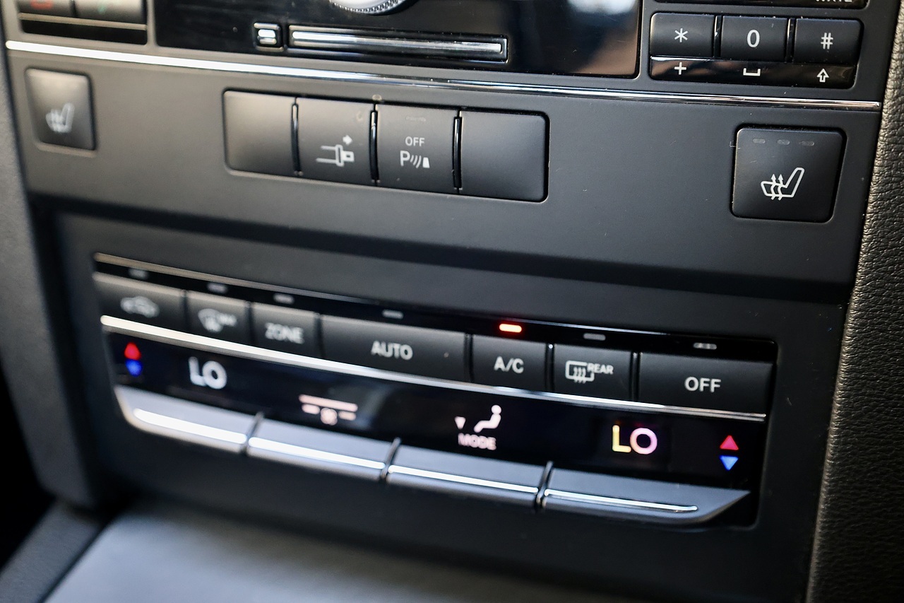 Mercedes-Benz E350 CDI AMG Sport Coupe 2 Former Keepers + Full History + Heated Seats + COMAND - Large 30