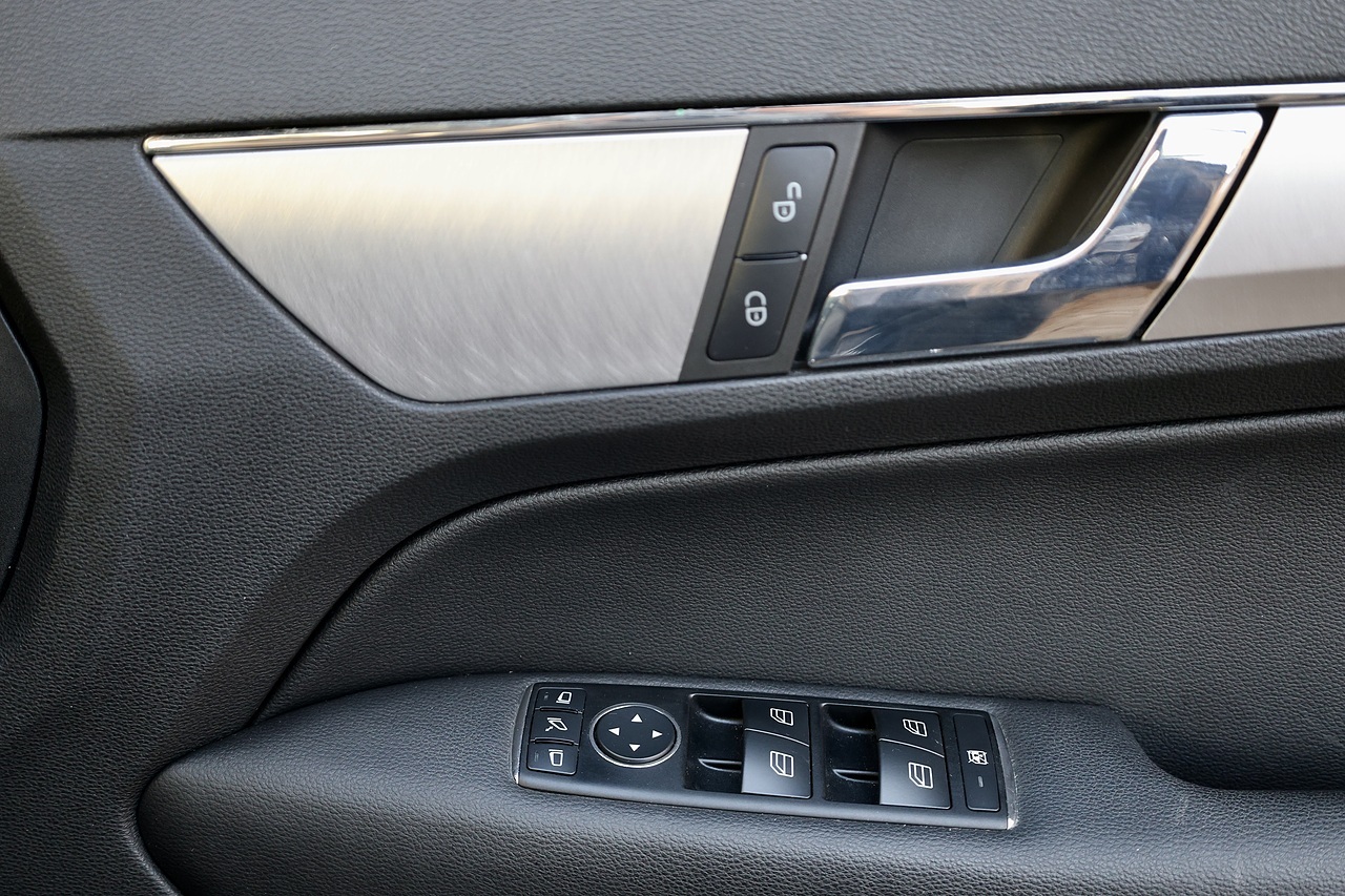 Mercedes-Benz E350 CDI AMG Sport Coupe 2 Former Keepers + Full History + Heated Seats + COMAND - Large 34