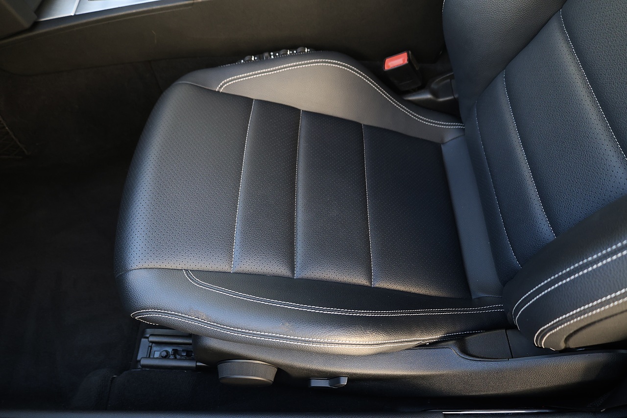 Mercedes-Benz E350 CDI AMG Sport Coupe 2 Former Keepers + Full History + Heated Seats + COMAND - Large 40