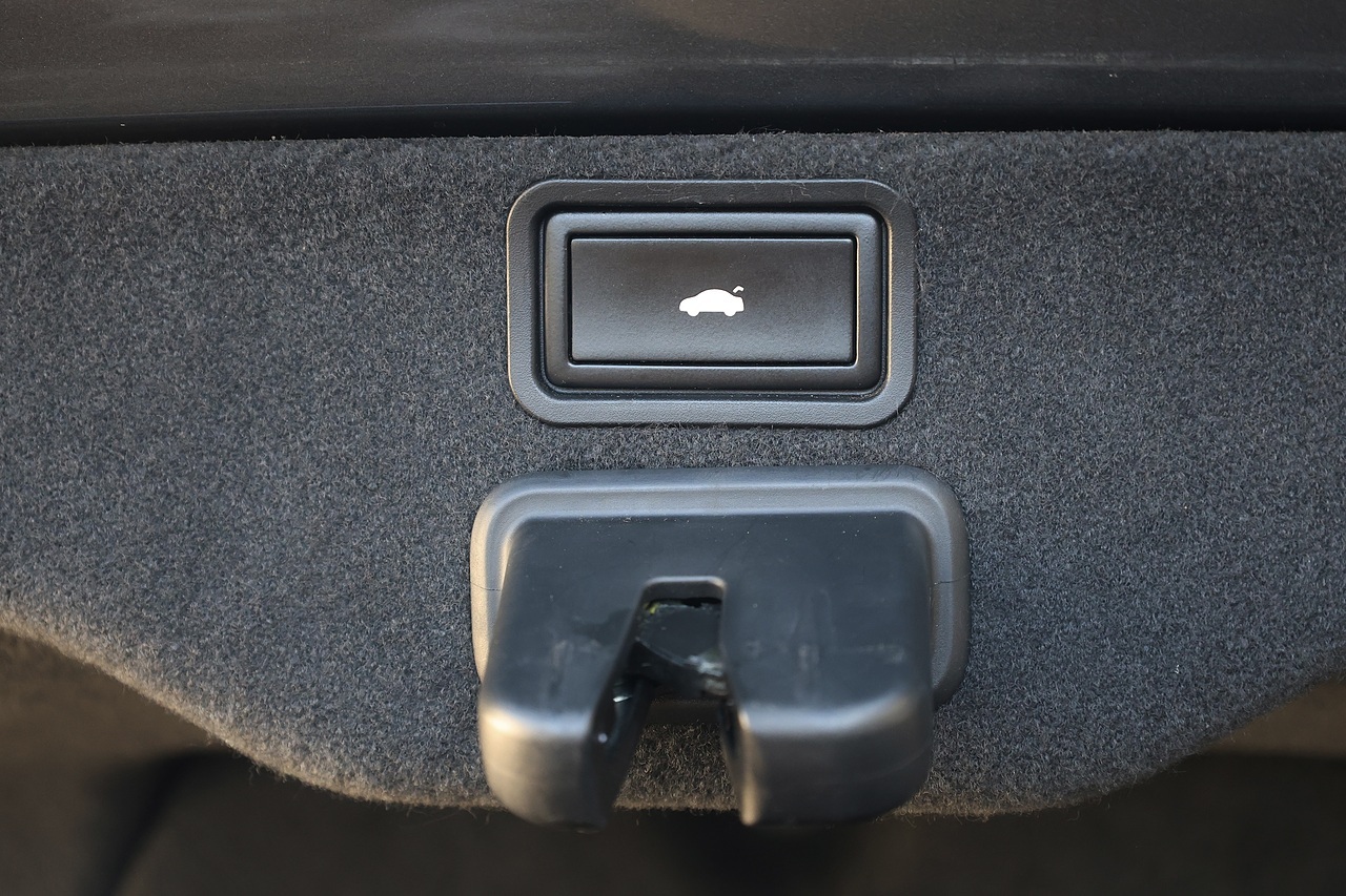 Audi A8 4.2 V8 TDI Sport Lady Owner since 2017 + Glass Sunroof - Large 36