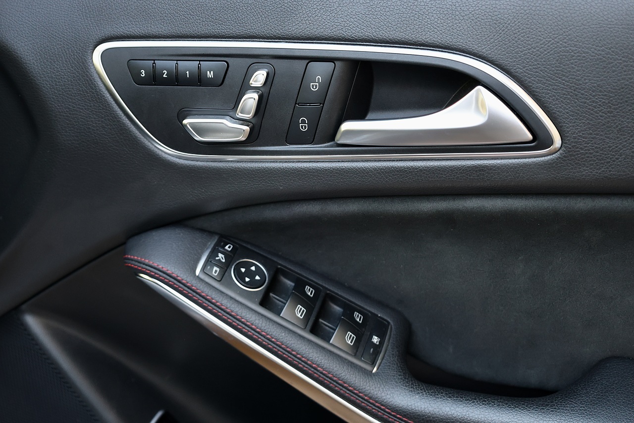 Mercedes-Benz GLA 220d AMG Line Prem+ Full Mercedes Main Dealer History + Pano Roof + CarPlay - Large 37