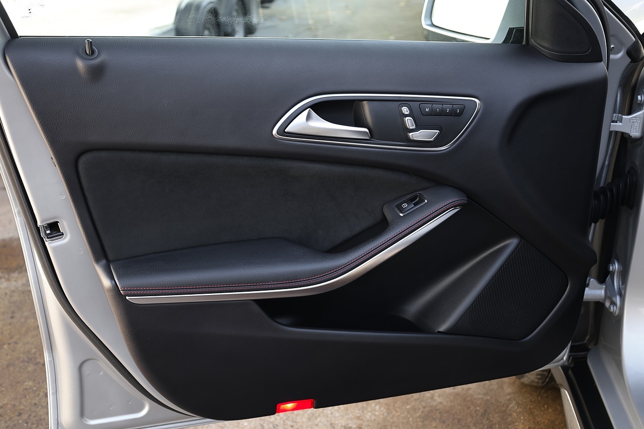 Mercedes-Benz GLA 220d AMG Line Prem+ Full Mercedes Main Dealer History + Pano Roof + CarPlay - Large 38