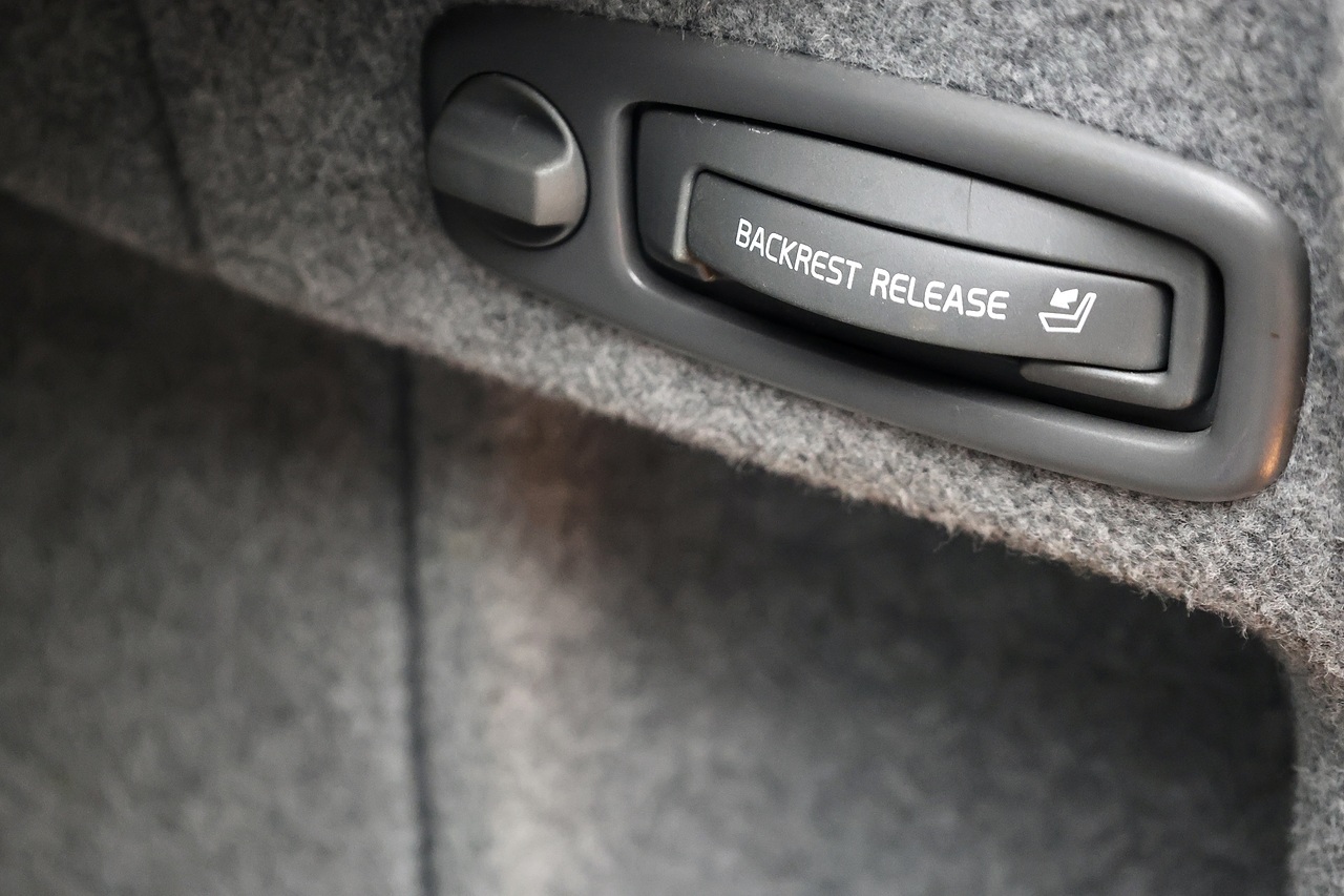 Volvo S60 D5 SE 20 Volvo Main Dealer Services inc.Cambelt - Large 24