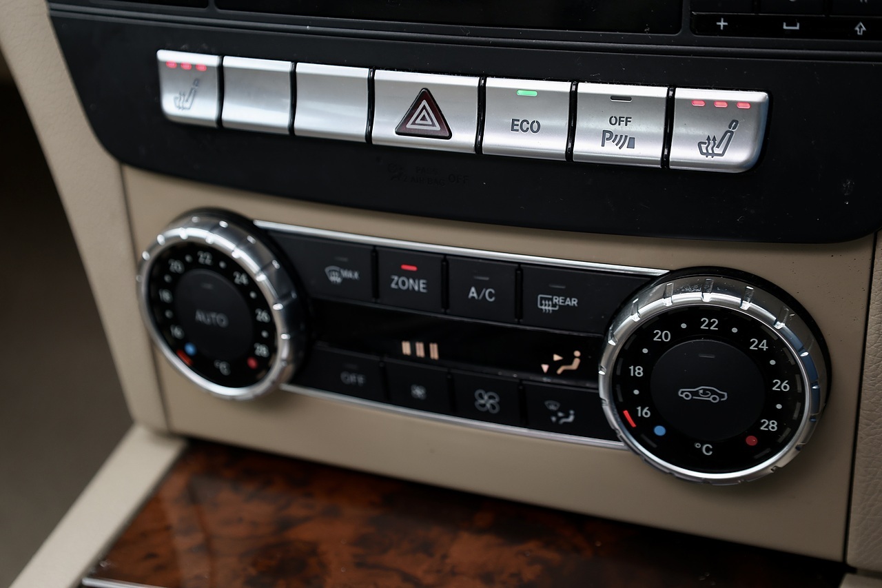 Mercedes-Benz C180 Elegance 2 Former Keepers + Last Owner since 2016 + Rare Spec - Large 37