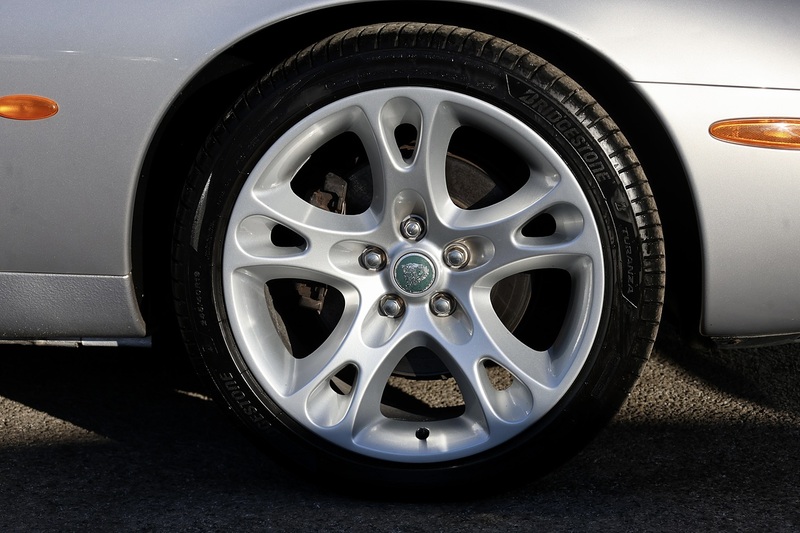 Jaguar XK8 4.2 V8 Coupe + 3 Former Keepers + Exceptional Image 25