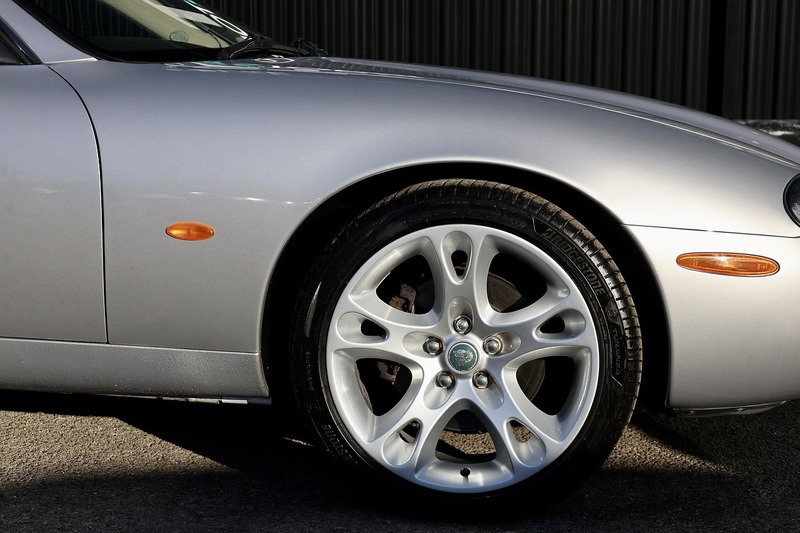 Jaguar XK8 4.2 V8 Coupe + 3 Former Keepers + Exceptional Image 16