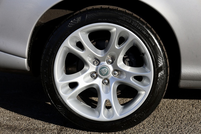 Jaguar XK8 4.2 V8 Coupe + 3 Former Keepers + Exceptional Image 22