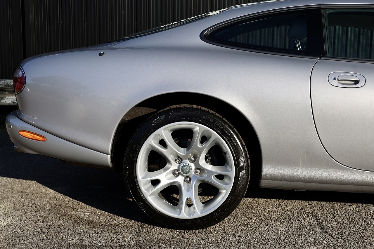 Jaguar XK8 4.2 V8 Coupe + 3 Former Keepers + Exceptional - Large 15