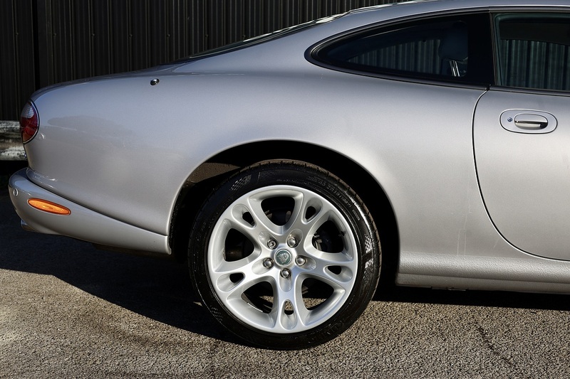 Jaguar XK8 4.2 V8 Coupe + 3 Former Keepers + Exceptional Image 15