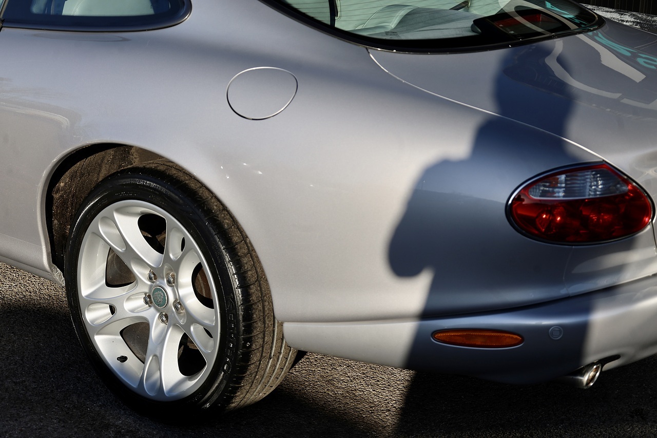 Jaguar XK8 4.2 V8 Coupe + 3 Former Keepers + Exceptional - Large 21