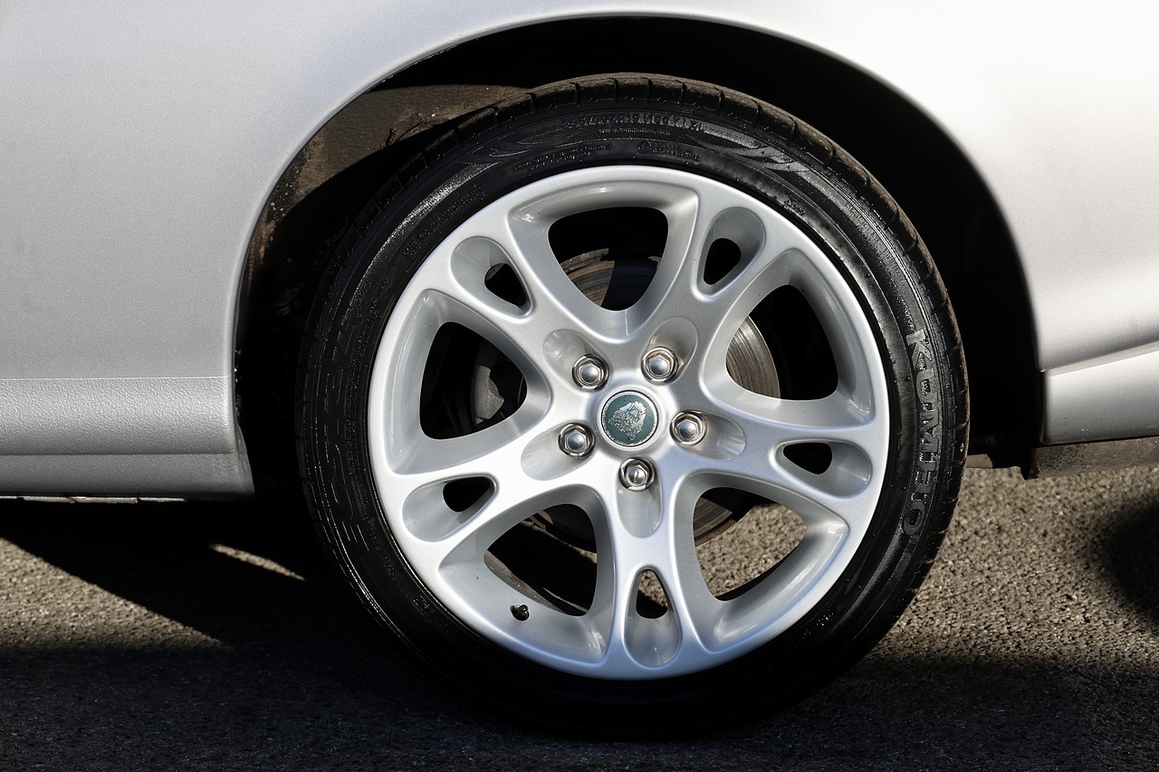 Jaguar XK8 4.2 V8 Coupe + 3 Former Keepers + Exceptional - Large 23