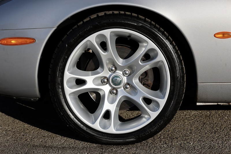 Jaguar XK8 4.2 V8 Coupe + 3 Former Keepers + Exceptional Image 24