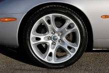 Jaguar XK8 4.2 V8 Coupe + 3 Former Keepers + Exceptional - Thumb 24