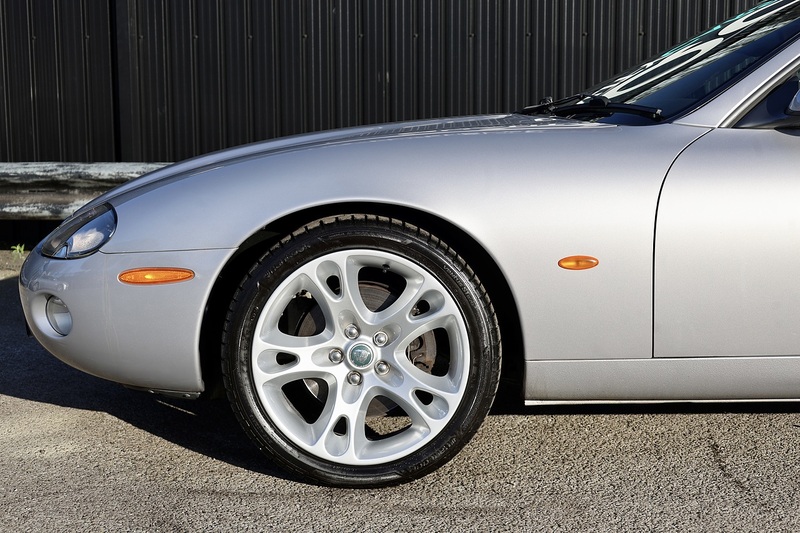 Jaguar XK8 4.2 V8 Coupe + 3 Former Keepers + Exceptional Image 19