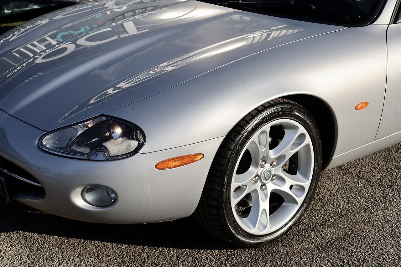 Jaguar XK8 4.2 V8 Coupe + 3 Former Keepers + Exceptional - Large 18