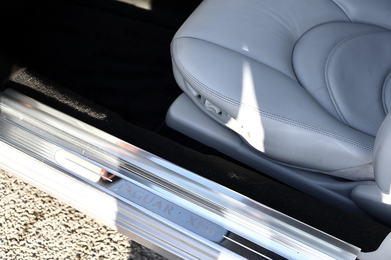 Jaguar XK8 4.2 V8 Coupe + 3 Former Keepers + Exceptional - Large 27