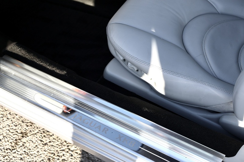 Jaguar XK8 4.2 V8 Coupe + 3 Former Keepers + Exceptional Image 27