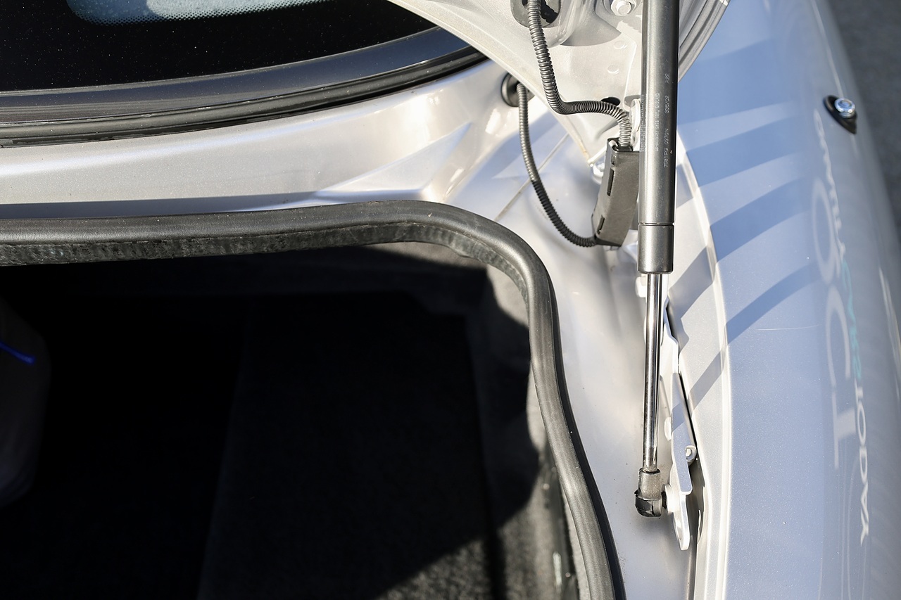 Jaguar XK8 4.2 V8 Coupe + 3 Former Keepers + Exceptional - Large 31