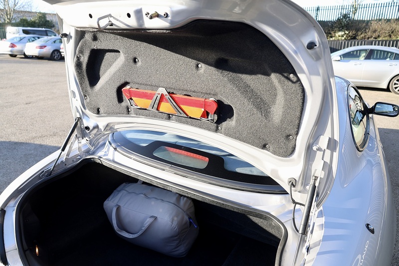 Jaguar XK8 4.2 V8 Coupe + 3 Former Keepers + Exceptional Image 32