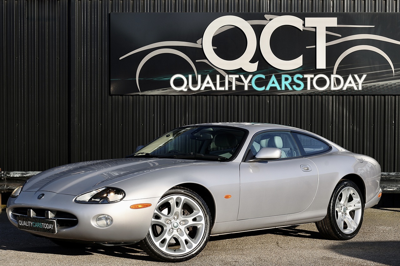 Jaguar XK8 4.2 V8 Coupe + 3 Former Keepers + Exceptional - Large 6