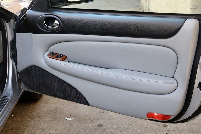 Jaguar XK8 4.2 V8 Coupe + 3 Former Keepers + Exceptional Image 33