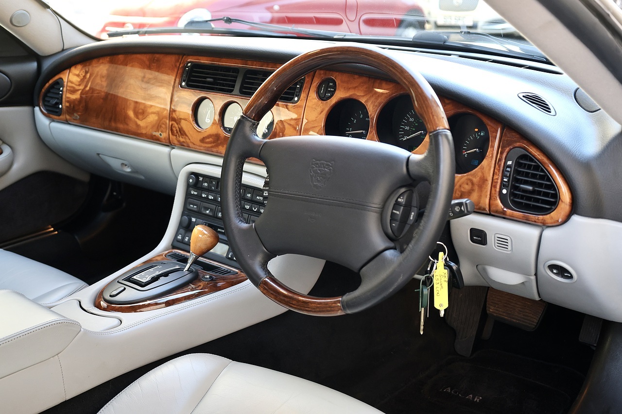 Jaguar XK8 4.2 V8 Coupe + 3 Former Keepers + Exceptional - Large 11