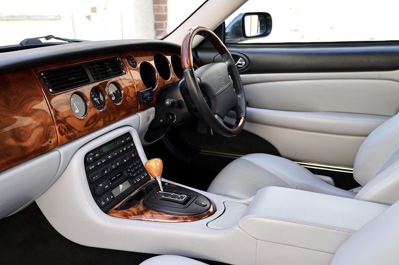 Jaguar XK8 4.2 V8 Coupe + 3 Former Keepers + Exceptional Image 10