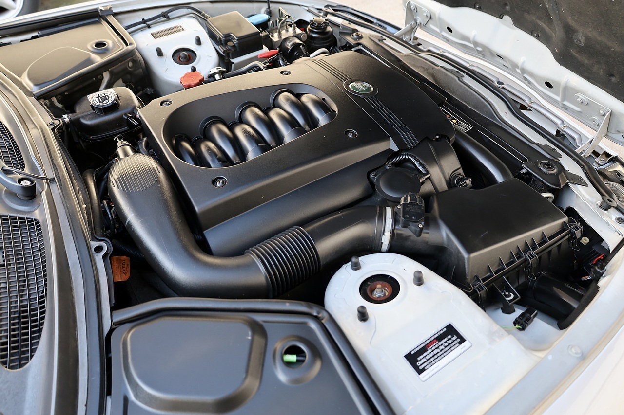 Jaguar XK8 4.2 V8 Coupe + 3 Former Keepers + Exceptional - Large 37