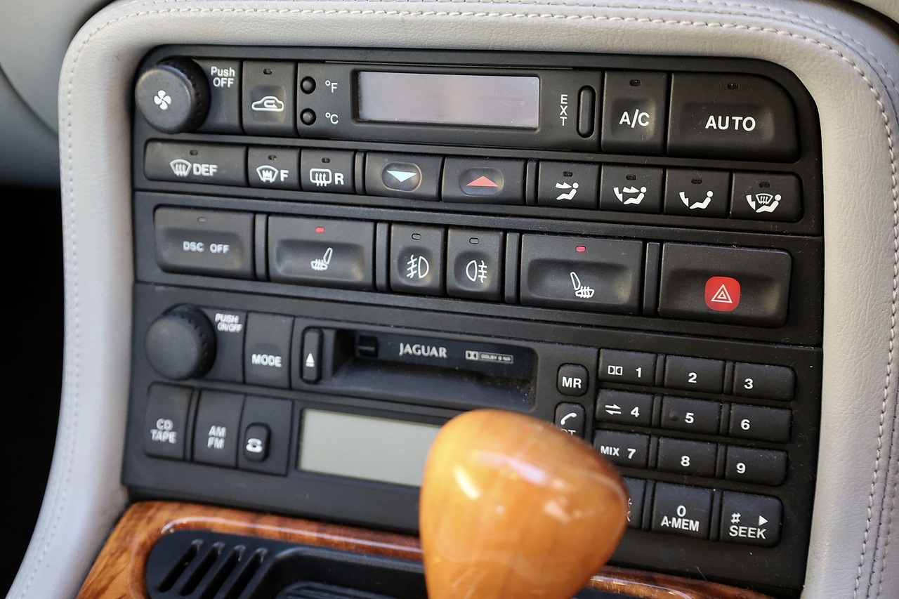 Jaguar XK8 4.2 V8 Coupe + 3 Former Keepers + Exceptional - Large 39