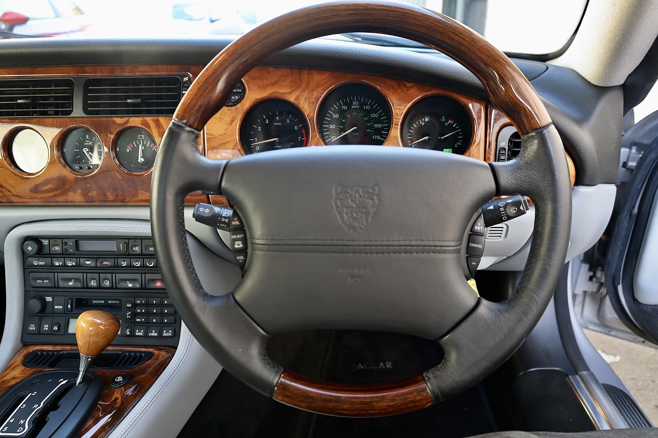 Jaguar XK8 4.2 V8 Coupe + 3 Former Keepers + Exceptional - Large 40