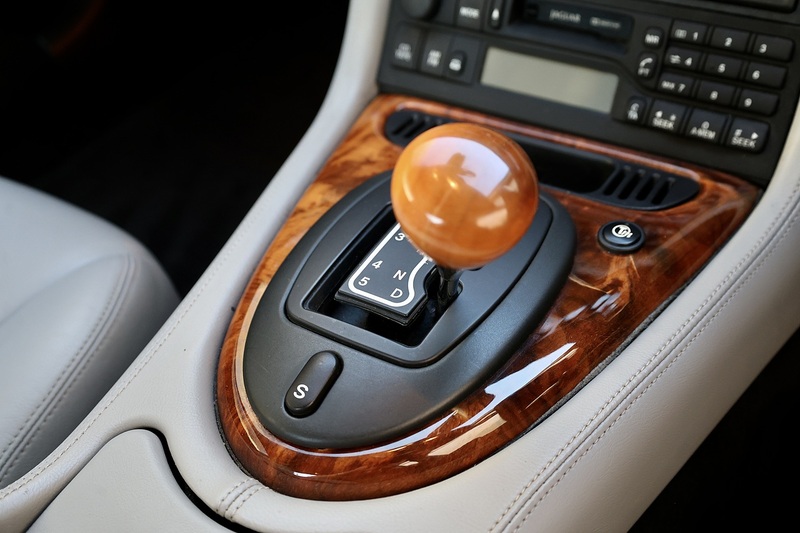 Jaguar XK8 4.2 V8 Coupe + 3 Former Keepers + Exceptional Image 41